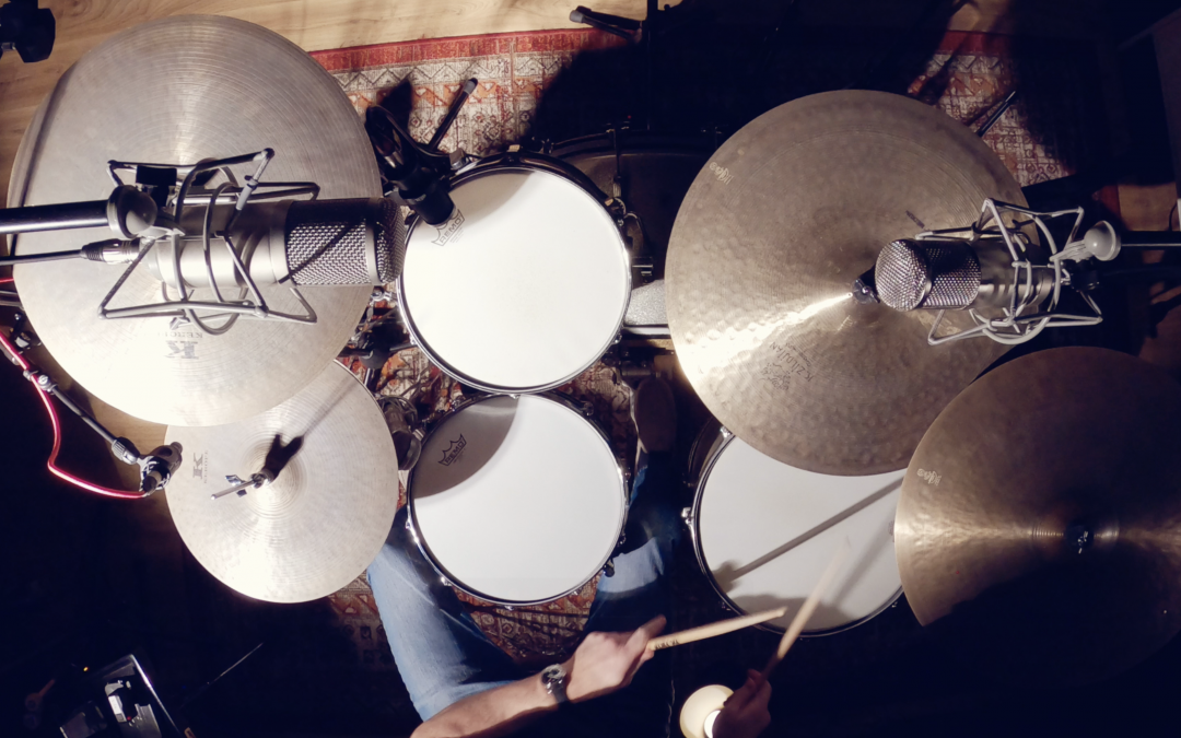 Online drum teacher demonstrating the 9 stroke roll